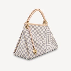 Material: Damier Azur Authentic LV handbag slightly used it great condition